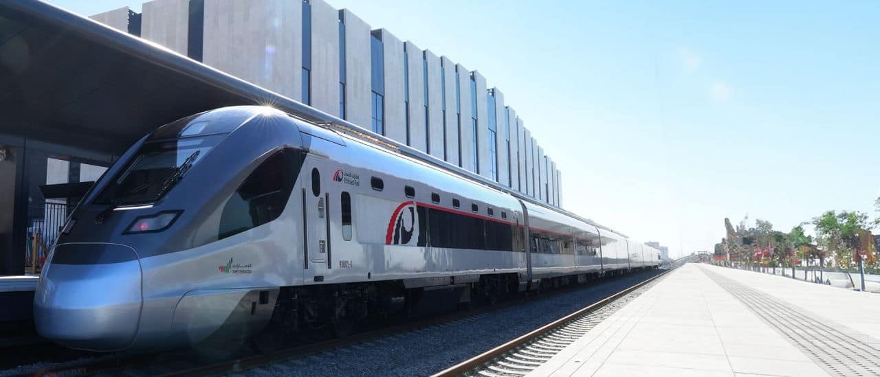 Etihad Rail Zug am Bahnhof