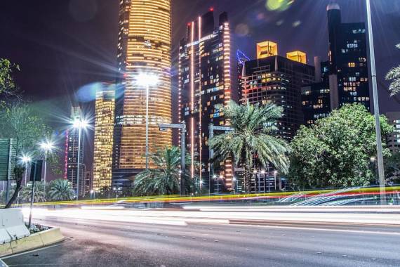 Abu Dhabi Straße Nacht