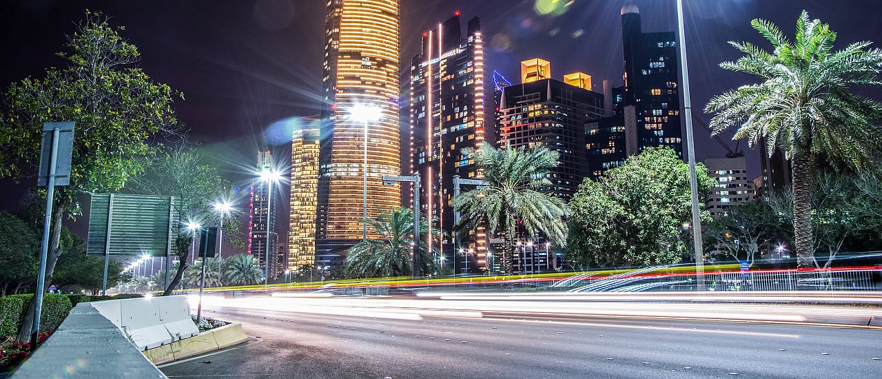 Abu Dhabi Straße Nacht