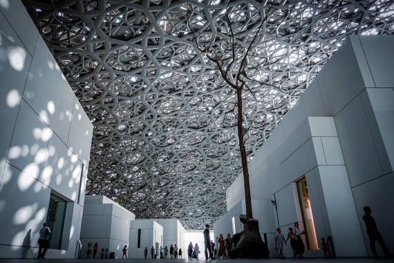 Yoga im Louvre Abu Dhabi