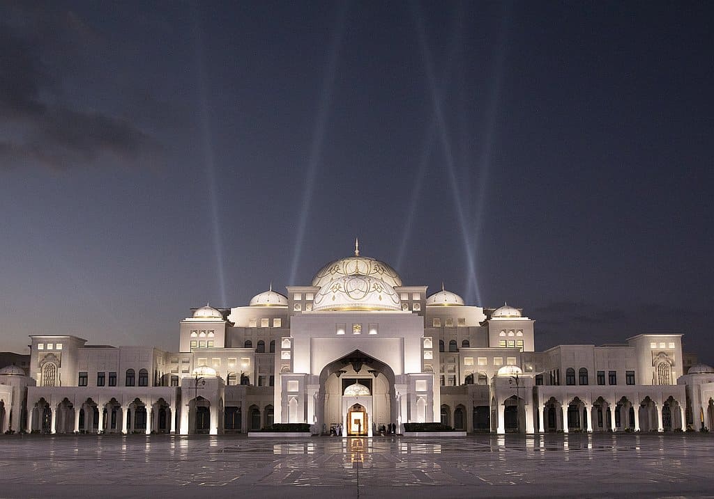 Abendbeleuchtung des Qasr Al Watan in Abu Dhabi