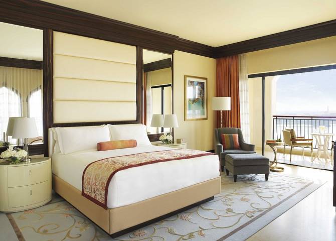 The Ritz-Carlton Abu Dhabi Deluxe Zimmer