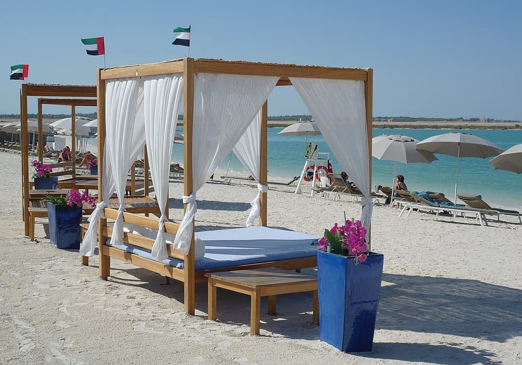 Strandbetten Yas Beach Abu Dhabi