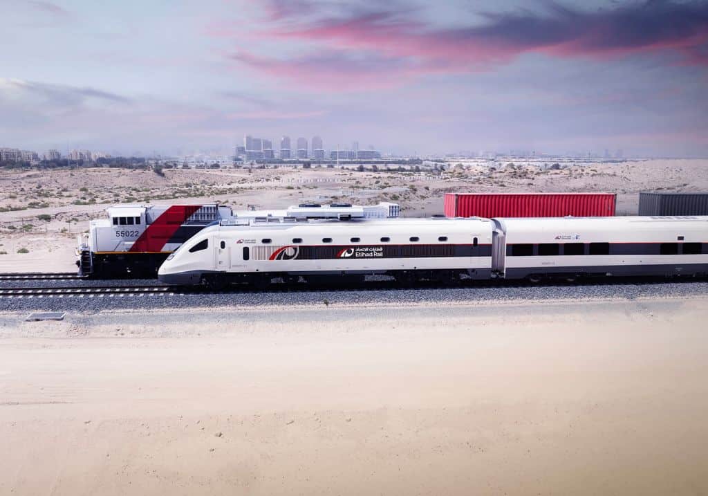 Passgier- und Güterzug von Etihad Rail